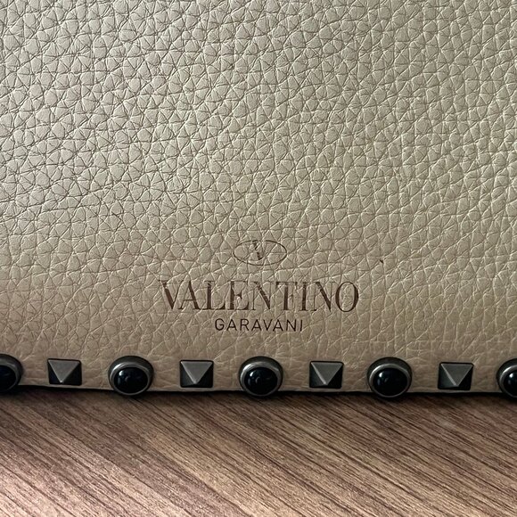 Valentino Garavani Rockstud grainy calfskin crossbody bag Light Ivory - Picture 4 of 14